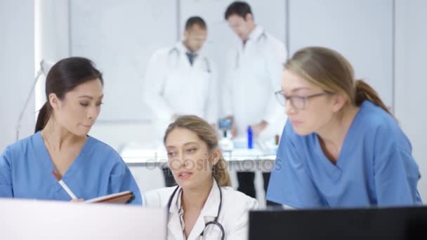 Teamdiskussion Modernen Krankenhaus Blick Auf Computer Und Patienten Röntgenaufnahmen — Stockvideo