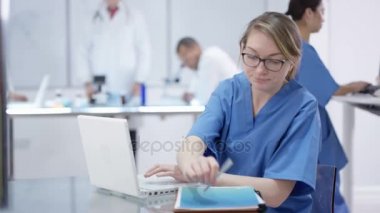 4 k tıbbi ekip birlikte çalışma, teknoloji kullanarak ve x-ışınları seyir