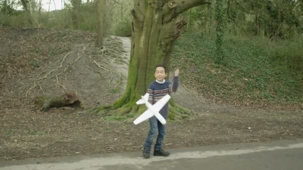 Feliz Padre Hijo Jugando Bosque Niño Pequeño Con Modelo Avión — Vídeo de stock