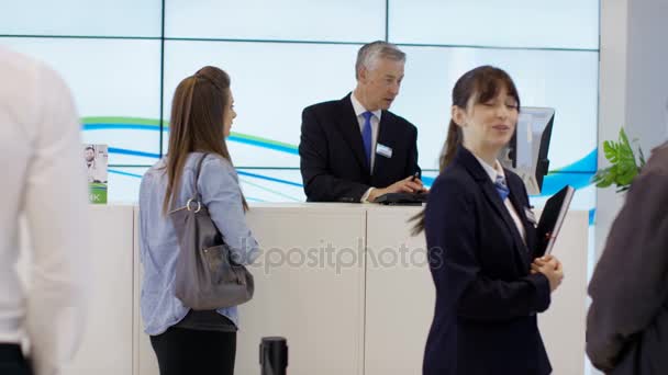 Friendly Bank Worker Service Desk Assisting Customers Enquiries — Stock Video