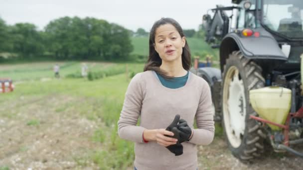 Journaliste Nouvelles Faisant Pièce Direct Caméra Extérieur Sur Une Ferme — Video