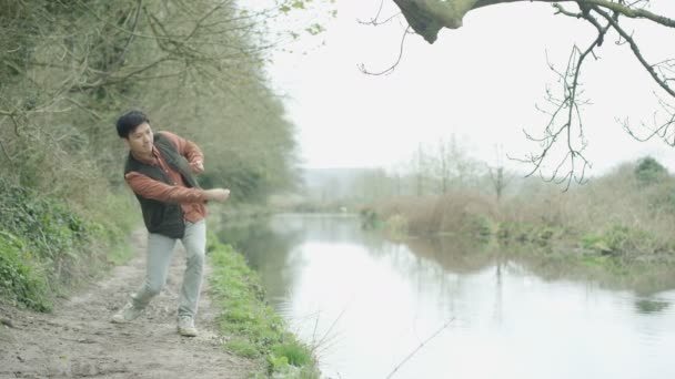 Hombre Feliz Disfrutando Relajación Campo Rozando Piedras Río — Vídeo de stock