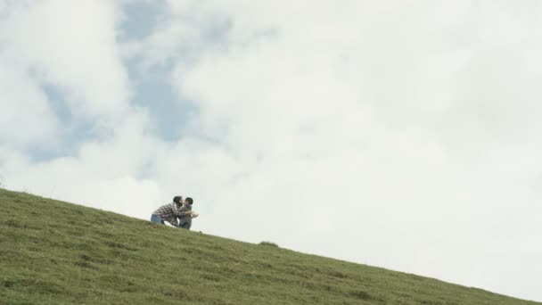 Mãe Filho Felizes Passando Tempo Livre Andando Campo — Vídeo de Stock