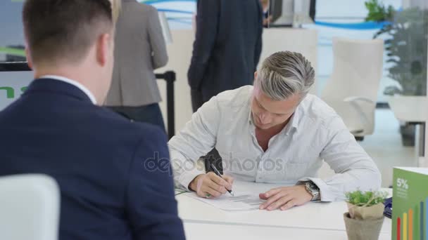 Banco Cidade Moderno Homem Que Assiste Cliente Obtendo Assinatura Documento — Vídeo de Stock