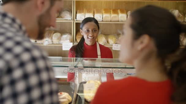 夫妇在一家面包店用手机进行非接触式支付 — 图库视频影像