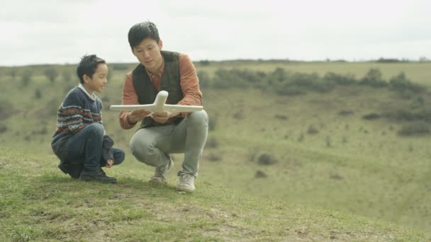 Feliz Padre Hijo Pasar Tiempo Aire Libre Jugando Con Modelo — Vídeo de stock