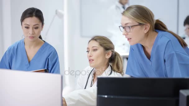 Equipo Médico Femenino Hospital Moderno Mirando Computadoras Teniendo Una Reunión — Vídeos de Stock