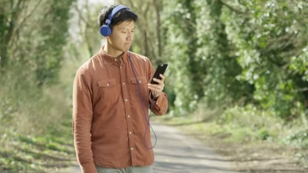 Feliz Hombre Atractivo Relajante Aire Libre Escuchando Música Teléfono Inteligente — Vídeo de stock