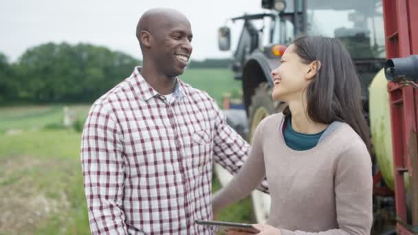 Portrait Couple Agriculteurs Debout Côté Tracteur Avec Tablette Ordinateur — Video