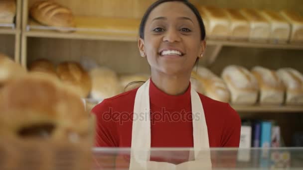友好的工人在面包店为顾客在柜台服务 — 图库视频影像