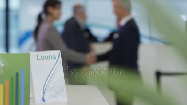 银行与客户和员工 印刷材料在前景 — 图库视频影像