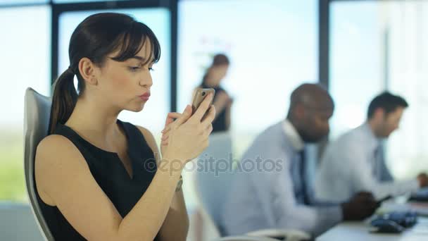 Equipe Negócios Entediada Escritório Cidade Usando Telefones Celulares Para Uso — Vídeo de Stock