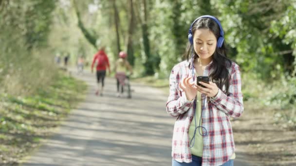 Heureuse Femme Attrayante Détendre Extérieur Écoutant Musique Sur Smartphone — Video