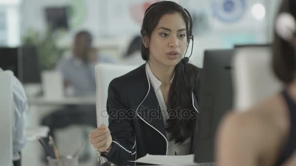 Kundendienstmitarbeiter Mit Headset Gespräch Mit Dem Kunden Call Center — Stockvideo
