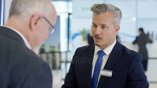 Vriendelijke Bank Werknemer Gesprek Met Klant Bieden Financieel Advies — Stockvideo