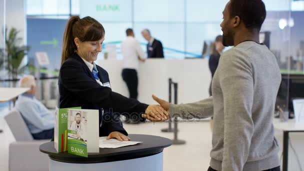 Retrato Del Trabajador Del Banco Sonriente Mostrador Información — Vídeos de Stock