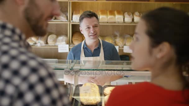 Couple Dans Une Boulangerie Effectuant Paiement Sans Contact Par Téléphone — Video