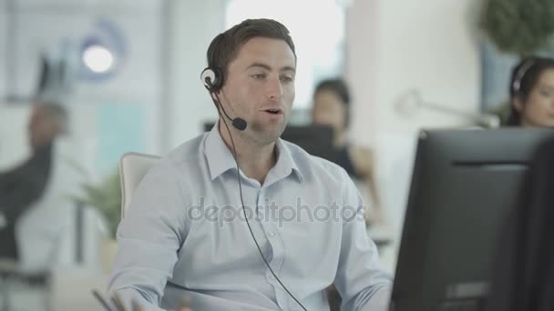 Operador Servicio Cliente Amigable Que Habla Con Cliente Centro Llamadas — Vídeos de Stock