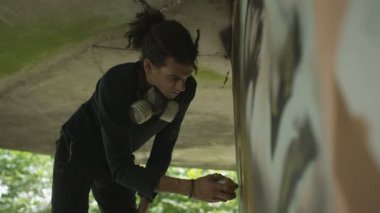 4 k yetenekli genç grafiti sokak sanatçısı kentsel alanda bir duvar üzerinde