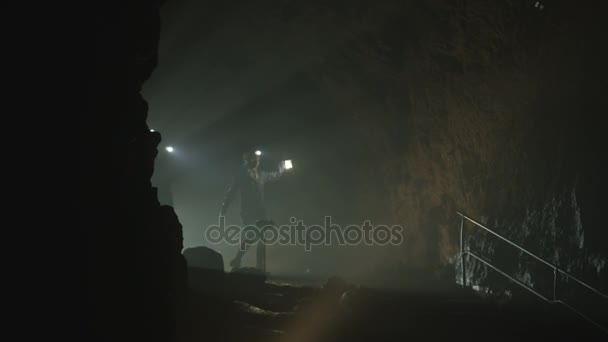 Team Geologists Exploring Underground Cave Looking Rock Formation — Stock Video