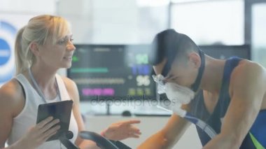 egzersiz bisikleti analiz fitness seviyeleri olan ekipman nefes ile 4 k Asyalı adam