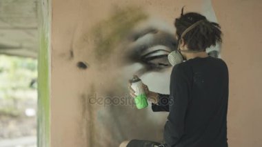 4k varolan bir duvar grafiti kapsayacak şekilde kentsel sanatçı boya tepsi içine dökme