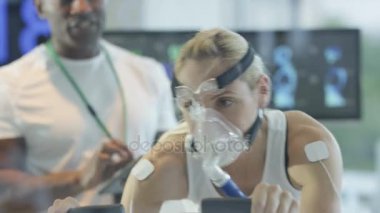 4 k kadın atlet sert, test ve spor bilim adamı tarafından izlenen eğitim.