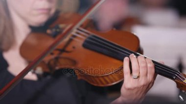 4k Senfoni Orkestrası Kemancıya odaklı bir performans sırasında