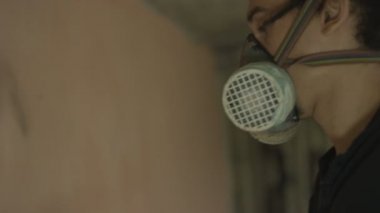 4 k yetenekli genç grafiti sokak sanatçısı kentsel alanda bir duvar üzerinde