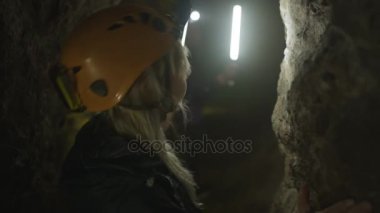 4k potholers zor şapka ve yeraltı mağara sistemi keşfetmek lambalar ile takım