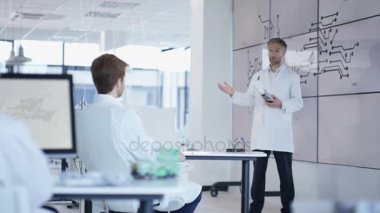 öğrenciler için robot teknolojisi hakkında konuşurken 4 k üst düzey elektronik mühendisi