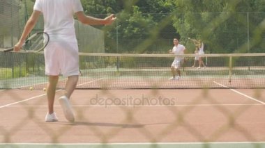 4k erkek tenis oyuncu el ile rakip bir maç sonunda kazanan
