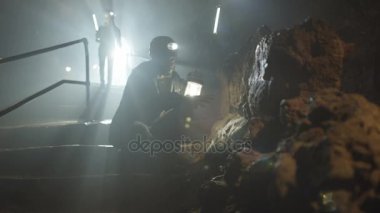 4k potholers zor şapka ve yeraltı mağara sistemi keşfetmek lambalar ile takım