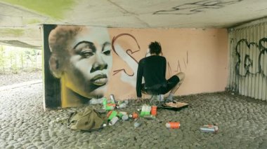 4 k zaman atlamalı genç Graffiti sanatçısı kentsel alanda duvar duvar oluşturma 