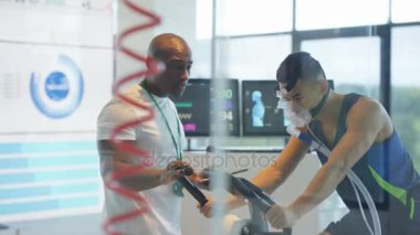 egzersiz bisikleti analiz fitness seviyeleri olan ekipman nefes ile 4 k Asyalı adam