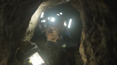 4k potholers zor şapka ve yeraltı mağara sistemi keşfetmek lambalar ile takım