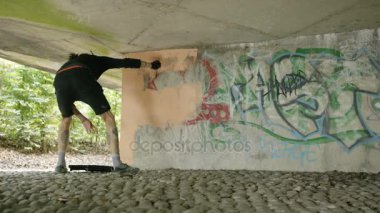 4k kentsel sanatçı boya silindiri varolan bir duvar grafiti kullanacak 