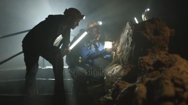 mağara sistemi, keşfetmek 4 k Potholers ışık karanlık penetran milleri