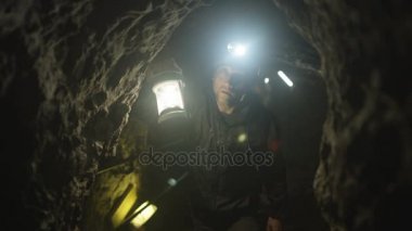 4k potholers zor şapka ve yeraltı mağara sistemi keşfetmek lambalar ile takım