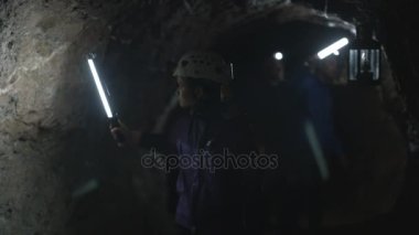 4k yeraltı mağara, kadın ön odak keşfetmek potholers ekibi