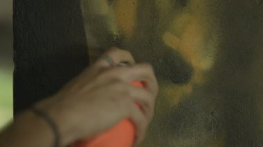 4k aşırı grafiti sanatçısı koyarak ayrıntılı eline resim kapat 