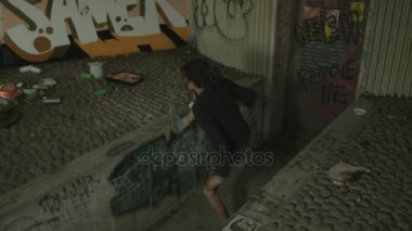 4 k yetenekli genç grafiti sokak sanatçısı kentsel alanda bir duvar üzerinde