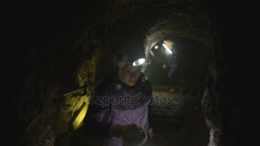 4k yeraltı mağara, kadın ön odak keşfetmek potholers ekibi