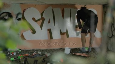 Surların üzerinde 4 k genç Graffiti sanatçı resim sanat