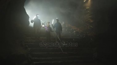 yeraltı mağara keşfetmek 4 k yılmayanlar kaya oluşumu tartışıyor