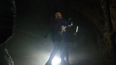 4k potholers zor şapka ve yeraltı mağara sistemi keşfetmek lambalar ile takım.