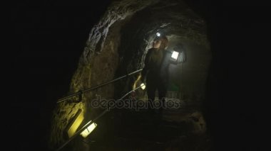 4k potholers zor şapka ve yeraltı mağara sistemi keşfetmek lambalar ile takım