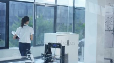 4k birlikte ofiste çalışan elektronik mühendislik ekibi 