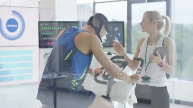 4 k Asya adam fitness seviyeleri olan egzersiz bisikleti ile Merhaba teknoloji ekipman analiz