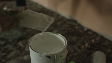 duvarda bir duvar resmi oluşturmak için farklı boya ortamlarda kullanarak 4 k genç sokak sanatçı